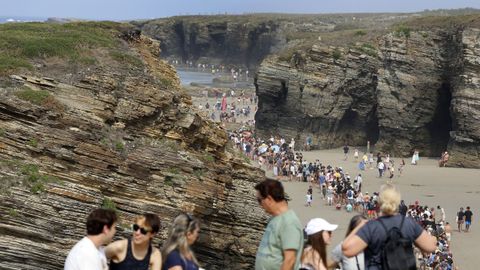 Turistas en As Catedrais este verano