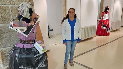 Chelo Diguez con dos de las meninas que estn expuestas en Trives.