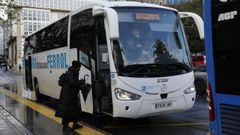 Imagen de una mujer subiendo en A Coru�a a un autob�s en direcci�n a Betanzos.