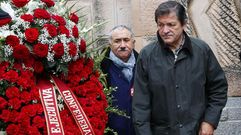 Militantes cr�ticos del PSOE increpan a Javier Fern�ndez en el homenaje a Pablo Iglesias
