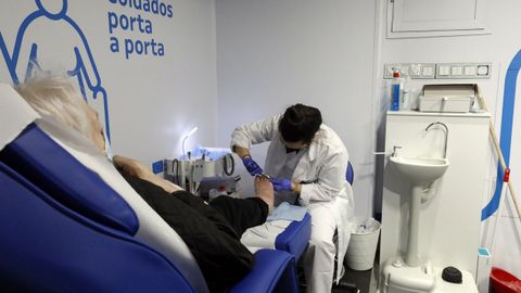 Psicólogos, trabajadores sociales, audiólogos y podólogos (en imagen, el bus en Xove) atienden el programa Coidados porta a porta