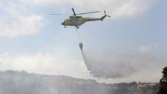 Imagen de archivo de las labores de extincin de un incendio forestal en la comarca de A Corua