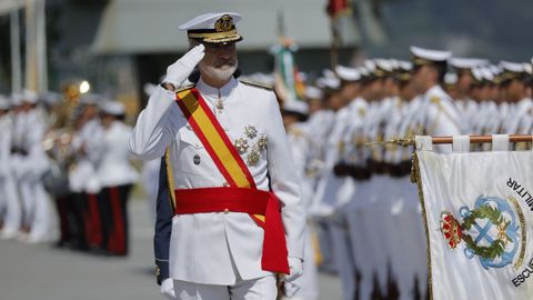 Felipe VI realiza el saludo militar a su llegada a la entrega de los despachos a lo nuevos oficiales de la Armada Espaola