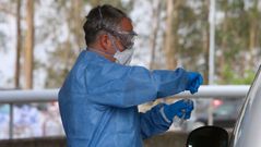 Un sanitario realiza una prueba de coronavirus en el hospital Meixoeiro de Vigo