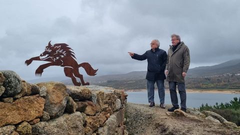 El delegado territorial de la Xunta, Manuel Pardo (derecha) y el alcalde de Muos, Plcido lvarez, visitaron las obras rematadas en el Foxo do Lobo de Salas.