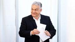 El primer ministro h�ngaro, Viktor Orb�n, votando en Budapest