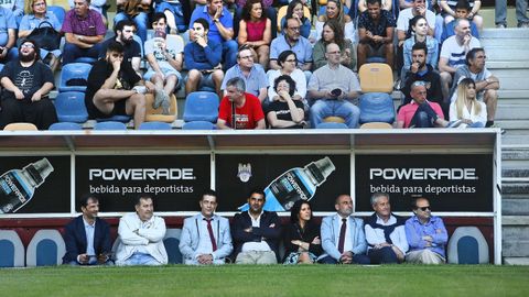 Lupe Murillo y parte del consejo de administración del Pontevedra, en el banquillo de Pasarón en una imagen de archivo
