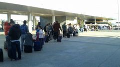 Pasajeros que ten�an tomar el vuelo a Barcelona desde Alvedro subiendo al autob�s 