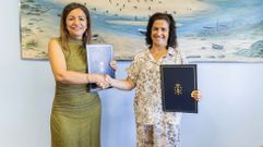 La conselleira, con la responsable de la agrupaci�n.