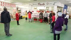 La concejala de Comercio, Mercados, Consumo y Barrios, Diana Cabanas, en su visita al mercado de Monte Alto