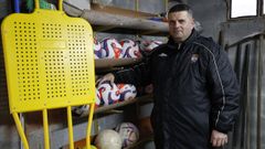 Benedicto Garc�a, en uno de los almacenes que tienen en el campo de A Granda. 