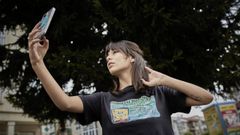 Viole Franco posa en Allariz, donde transcurren muchos de su v�deos de Youtube.