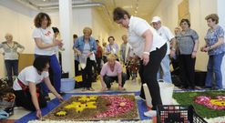 La sala de Abanca acoge durante hoy y ma�ana la exposici�n de la alfombra floral de Cruz Roja. 