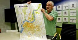 El mapa, que sostiene C�sar Mosquera en la imagen, mide un metro por 70 cent�metros.