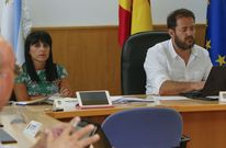 La secretaria, junto al alcalde, Lois Garc�a Carballido, durante el pleno de este jueves por la tarde. 