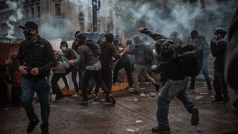 Protestas y disturbios en Argentina contra los recortes universitarios de Milei