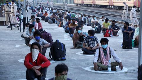 Esperando en la estaci�n de tren en Bhopa, India