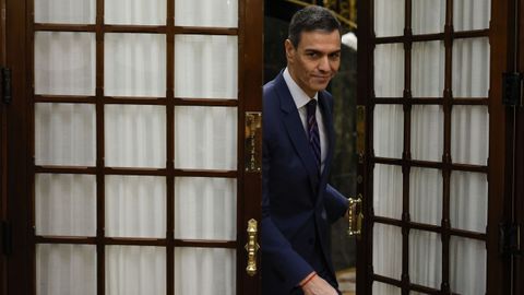 El presidente de Gobierno, Pedro S�nchez abandona el hemiciclo tras asistir a la sesi�n de control al Ejecutivo que se celebra este mi�rcoles.