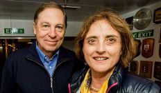 El matrimonio chileno celebra a bordo sus 40 a�os de uni�n.