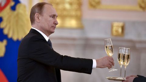 El presidente ruso, Vladimir Putin, con una copa de champ�n durante una recepci�n a los embajadores en el Kremlin