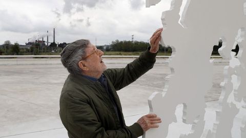  El artista valenciano Juan Genov�s examina su escultura  Transbase  donada al Centro Niemeyer de Avil�s, en donde esta tarde se inaugura su primera exposici�n colectiva con sus hijos Pablo, Silvia y Ana