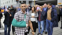 �ngel Hern�ndez, en imagen de archivo, al llegar a A Coru�a tras haber sido herido en los disturbios de Barcelona