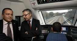 Agust�n Hern�ndez y Jos� Blanco, en la cabina del tren