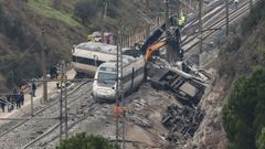 Imagen del talud en el que acabaron los dos primeros coches del Alvia, y que agrav� las consecuencias del accidente