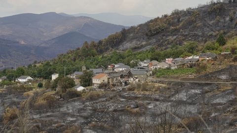 Foto de archivo que muestra el estado en el que qued� el entorno de Mones, en el concello de Pet�n, tras los fuegos de agosto del a�o pasado