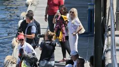 Pedro Campos, con gorra roja, y su mujer Cristina Franze, de blanco, en el pantal�n del N�utico