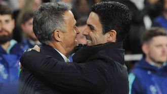 Luis Enrique y Mikel Arteta se abrazan antes de un partido.