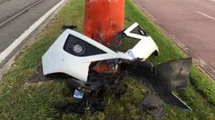 Restos del accidente en el paseo mar�timo