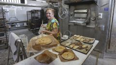 La compostelana Mar&iacute;a Jes&uacute;s est&aacute;, desde hace 30 a&ntilde;os, al frente de la Panader&iacute;a Mimos, que cuenta con un despacho en la R&uacute;a Nova y un obrador en la r&uacute;a San Clemente, donde ella atiende y prepara pan, empanadas o las tartas de Santiago