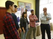 Hip�lito Cabezas (derecha), director de la escuela, ayer, junto con un grupo de alumnos. 