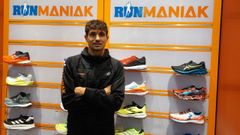 Alejandro Fern�ndez, en la tienda de deportes en la que trabaja.