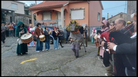 El entroido de Bexo, en Dodro, recuper� la tradici�n de un burro recorriendo el lugar