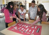 Los estudiantes del colegio de Meis inauguraron ayer una exposici�n en la biblioteca municipal. 