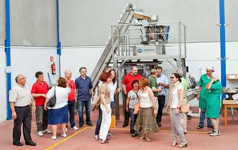 Los t�cnicos comprobaron como funciona una m�quina de envasado de pimientos.