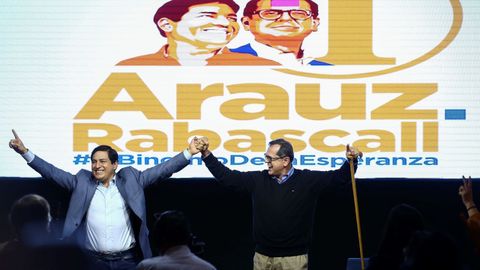 El candidato corre�sta Andr�s Arna�z (izquierda) celebra, junto a su compa�ero de partido Carlos Rabascall, la victoria en las elecciones de Ecuador