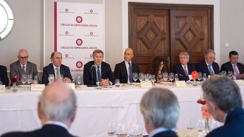 Feijoo, en el centro, durante una reuni�n celebrada con empresarios vascos