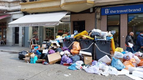 Basura delante de los negocios en A Coru�a