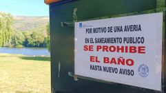 Un cartel advierte de la prohibici�n de ba�arse en el r�o Sil a su paso por O Barco.