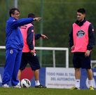 Fernando Vzquez, en la imagen junto a Pizzi, quiere evitar la relajacin de sus jugadores.