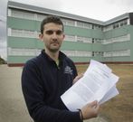 Veira, ante el centro �nxel Casal, en donde estudia. 