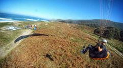 Parapente de precisi�n sobre la playa de Ponzos