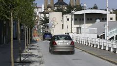 Veh�culos en la tarde del mi�rcoles adentr�ndose en el tramo reabierto para que los vecinos puedan acceder a sus garajes.