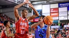 Andric mira el aro contrario ante Louis Olinde en el Manresa-Breog�n de la primera vuelta.