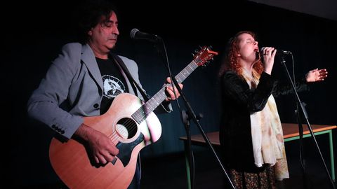 Homenaxe a Anxo Angueira en Asados.Barah�nda interpretou temas como �Lela�, �Negra sombra� e �Gr�ndola�.