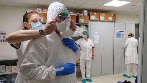 Personal sanitario se coloca el equipamiento de protecci�n en un hospital de Roma
