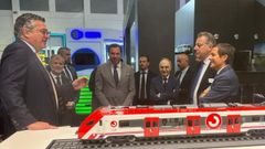 El ministro scar Puente, este martes en Berln, frente a una maqueta de un nuevo tren de cercanas. mitma